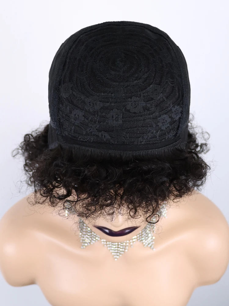 Perruque courte bouclée sans colle, en cheveux humains naturels noirs, avec frange, entièrement confectionnée à la machine. Sans dentelle frontale.