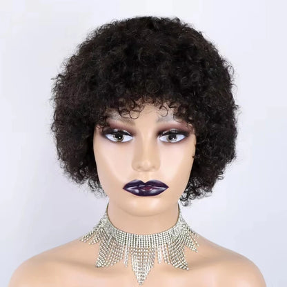Perruque courte bouclée sans colle, en cheveux humains naturels noirs, avec frange, entièrement confectionnée à la machine. Sans dentelle frontale.