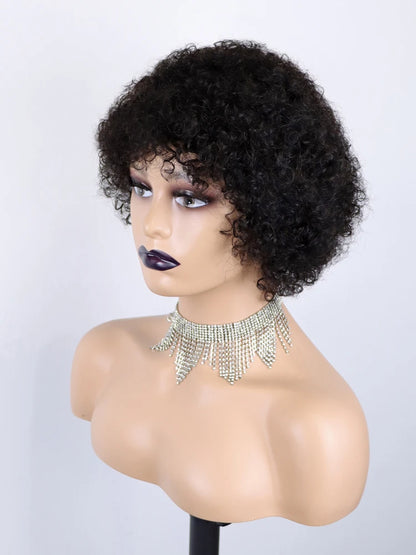 Perruque courte bouclée sans colle, en cheveux humains naturels noirs, avec frange, entièrement confectionnée à la machine. Sans dentelle frontale.