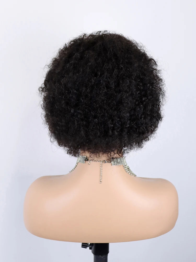 Perruque courte bouclée sans colle, en cheveux humains naturels noirs, avec frange, entièrement confectionnée à la machine. Sans dentelle frontale.