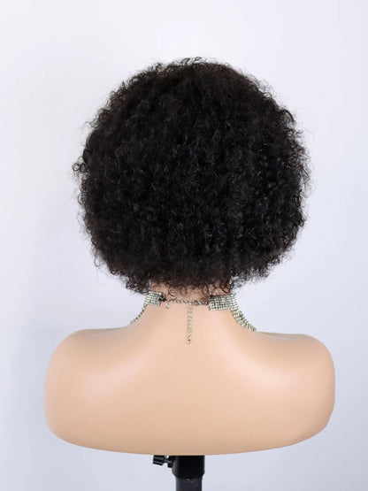 Perruque courte bouclée sans colle, en cheveux humains naturels noirs, avec frange, entièrement confectionnée à la machine. Sans dentelle frontale.