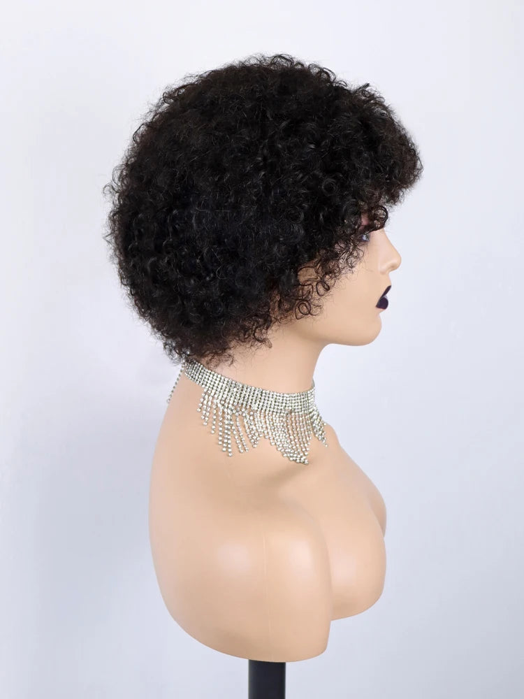 Perruque courte bouclée sans colle, en cheveux humains naturels noirs, avec frange, entièrement confectionnée à la machine. Sans dentelle frontale.